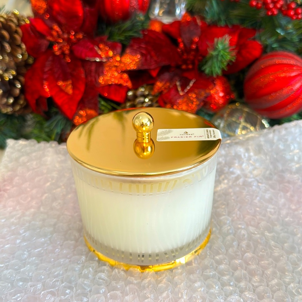 Thymes Frasier Fir Candle - Gilded Frosted Wood Grain Jar Candle médium 9oz